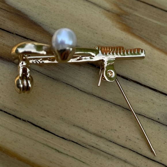 Elegant Gold and Pearl Brooch golfer - Picture 10 of 14